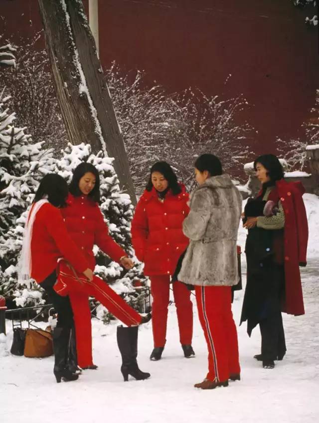 1985年1月,北京中山公园,穿红色衣裤的时尚女青年李晓斌/摄