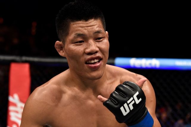 中国首位UFC举牌女郎 30岁辣妈在八角笼展示中国之美_腾讯新闻