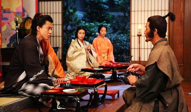 日本穿越剧剧照大体上来说,最红的穿越小说可以分为两大类:第一类是"