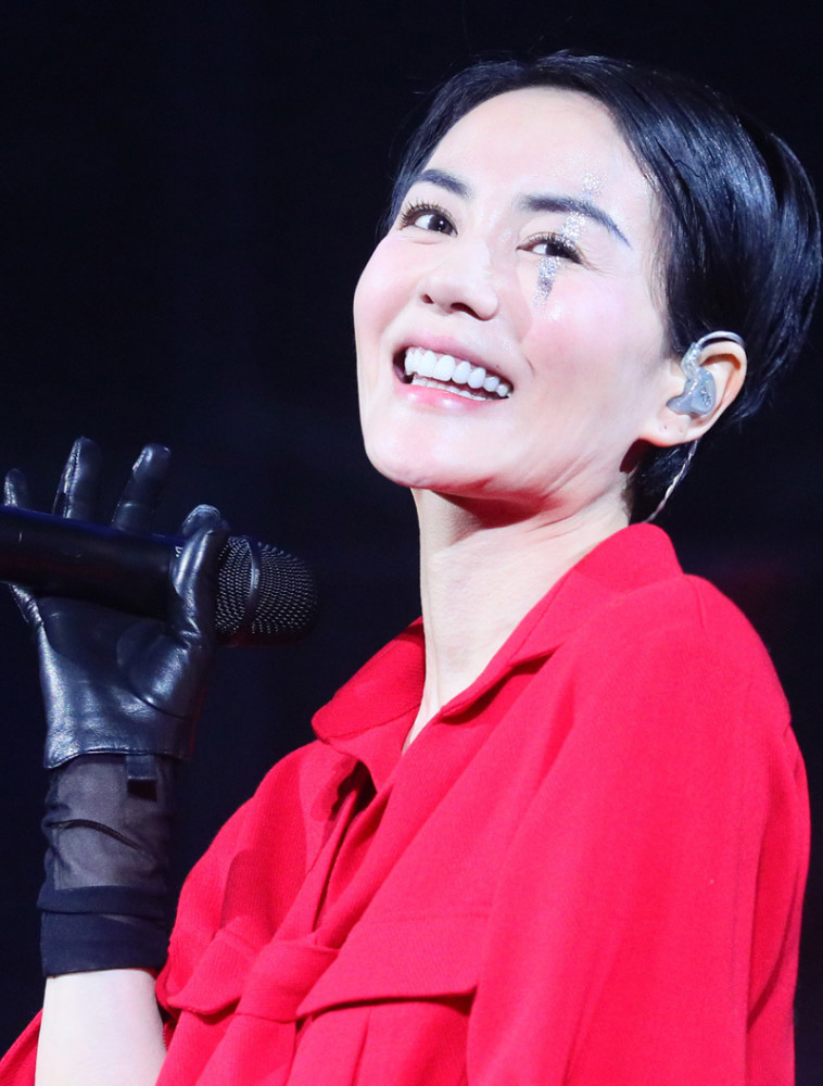 王菲在李亚鹏住所和共同友人聚会咋就招来那么多的非议