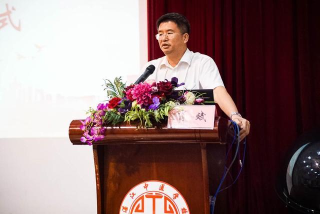 校园进社区进乡村"科普行动启动仪式在湛江中医学校多功能报告厅启动