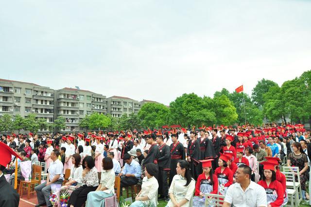 潜江市竹根滩高级中学举办2018届学生成人礼仪式