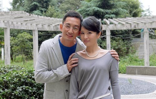 曾主演张无忌,年近半百娶嫩妻败数亿资产,今却和女儿住危楼