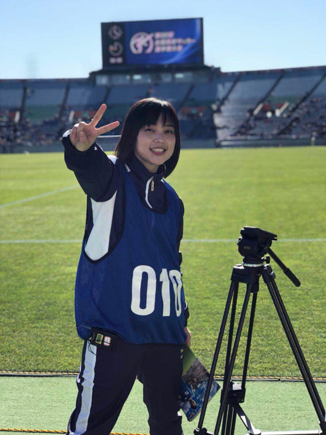 穿球衣的摇滚女歌手炸裂出场 亲历日本足球两