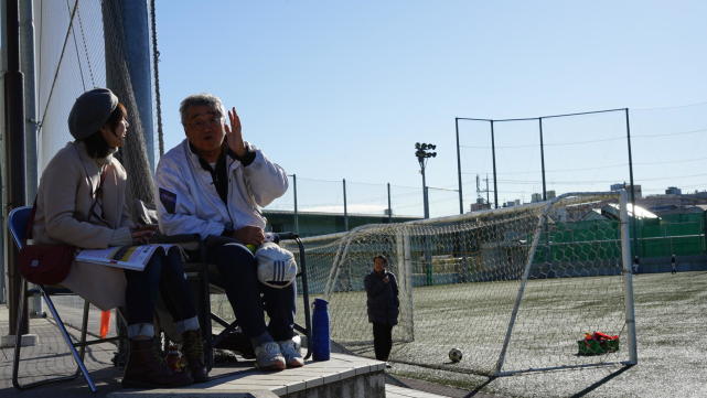 穿球衣的摇滚女歌手炸裂出场 亲历日本足球两