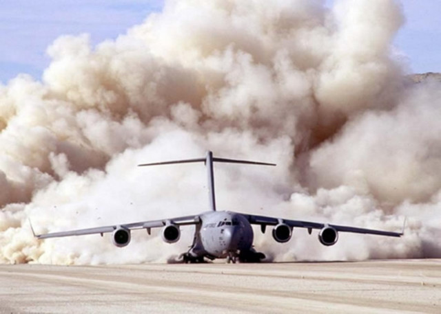 C-17是全世界唯一一种具备战术运输机起降能力的战略运输机