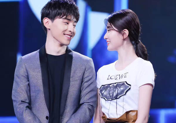 有双小胖手的邓伦,现在红遍大江南北,真是无人不知无人不晓!