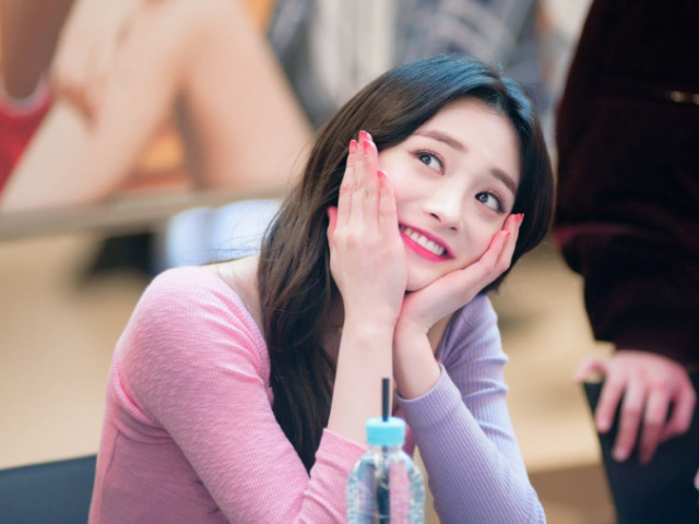 娱乐圈1998年出生的女明星,周洁琼漂亮,程潇活泼,最火的竟是这位小