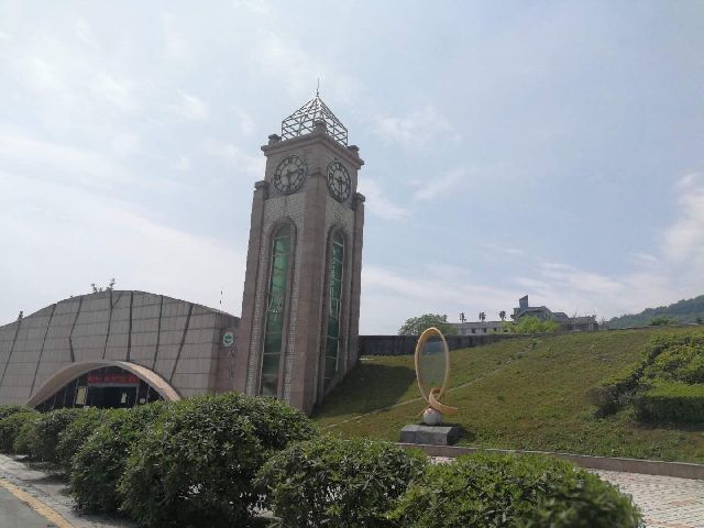 汉旺地震遗址的钟楼,指针停留在了两点二十八分