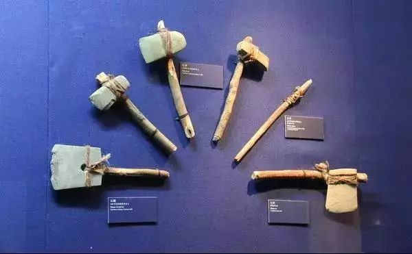 这些原始生产工具或兵器,后来大部分具备了古代兵器的雏形.