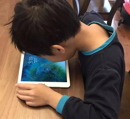 你家孩子在玩手機玩ipad,別人家的小孩卻在家學知識長見識,孩子之間的