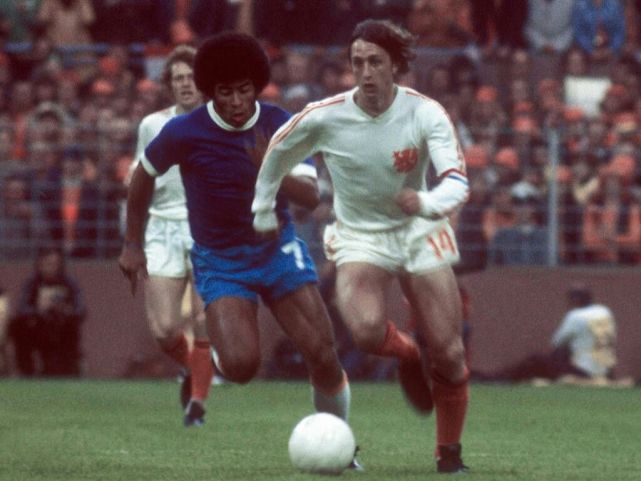 14:00视频播1974年世界杯经典对决:荷兰vs巴西