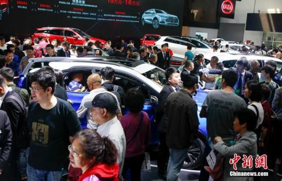 資料圖：2018北京國際車展參觀車展的觀眾摩肩接踵。中新社記者 賈天勇 攝