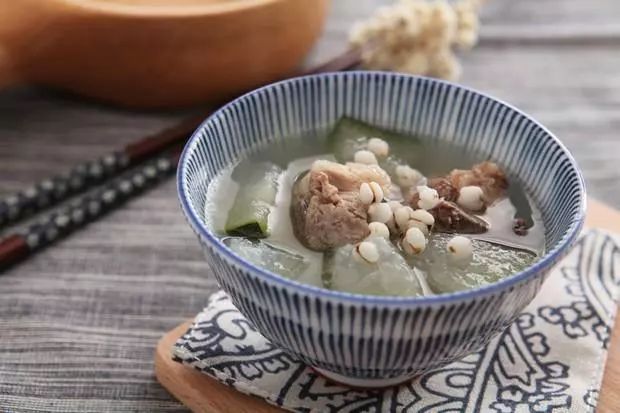 夏天最该喝的5碗汤 清热祛湿 消暑降温 薏米 排骨 冬瓜 粟米 花胶 生姜