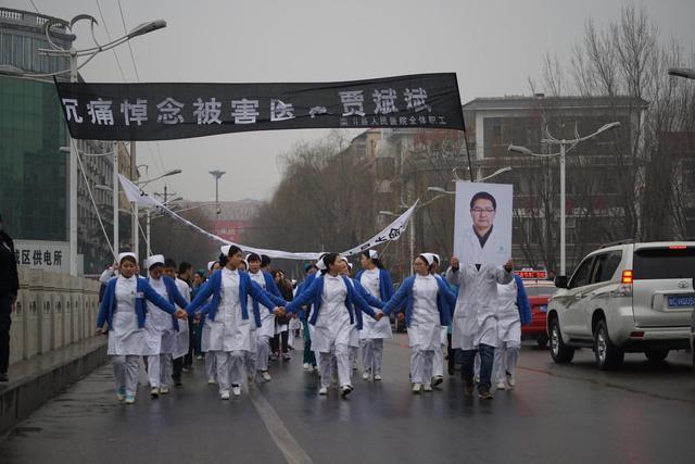 立/東方ic2015年1月24日零時許,河南省洛陽市欒川縣人民醫院15樓病區