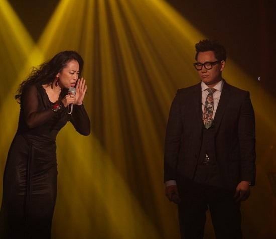 郑淳元曾在《我是歌手》第一季总决赛帮唱环节中助阵黄绮珊