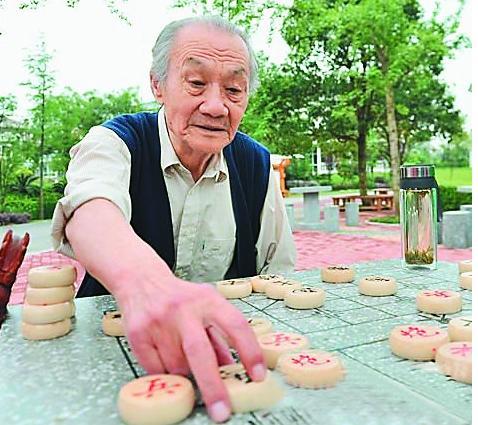 他和夫人曹会苹奶奶相携相依,一起走过大半辈子的时