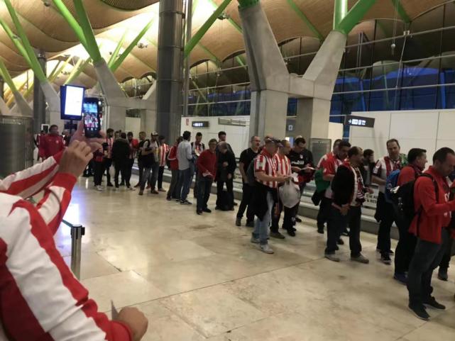 直击-金童之歌响彻万达球场 马竞球迷:希望欧超