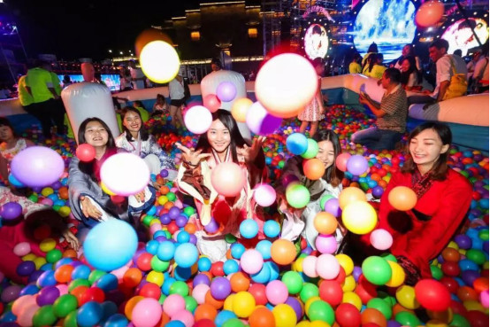 正能量Rapper马伯骞领跑在即 特步企鹅跑西安