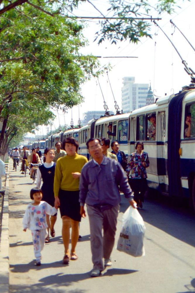 1992年,蘭州的公交車站.90年代蘭州的小巷.1990年代的蘭州公共汽車.