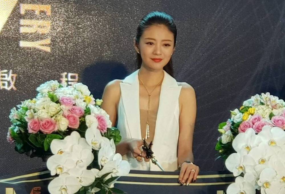 安以轩手术后首次现身出席活动一袭白色劲装美出新高度