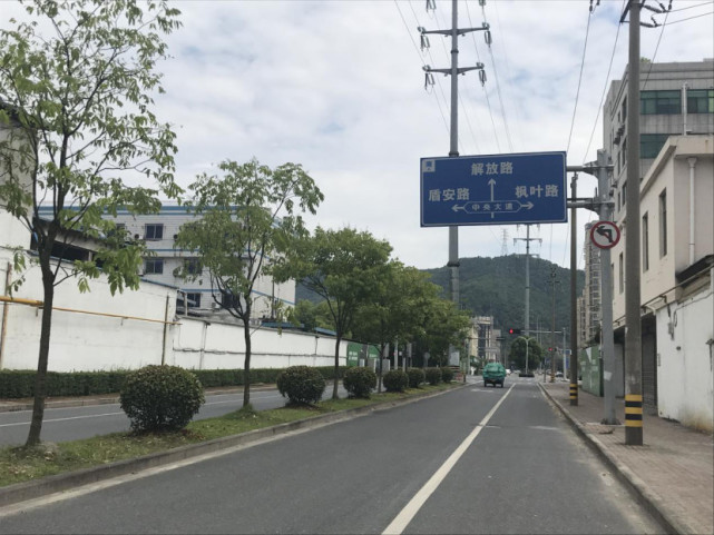 （盾安厂区边的一条小路）