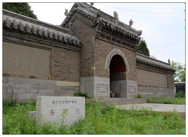 褚英是清(后金)太祖努尔哈赤的嫡长子,生母为元妃佟佳氏,与东果格格