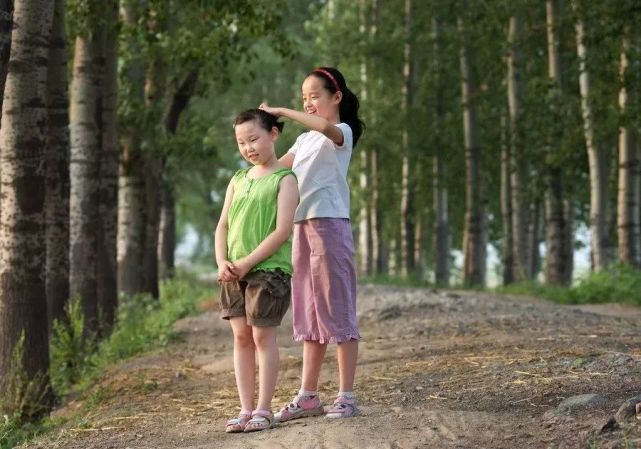 當年,我們蘇北農村做哥哥姐姐的,這樣看弟弟妹妹!