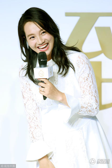 朱丹现身公益活动 穿白裙露齿甜笑显"婴儿肥"