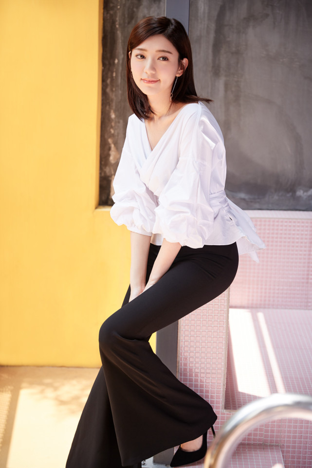 郭雪芙的衣品确实很不错,身穿白色上衣配黑色阔腿裤,高级又时髦