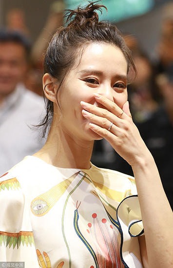 刘诗诗丸子头少女感十足捂嘴偷笑秀出亮眼婚戒