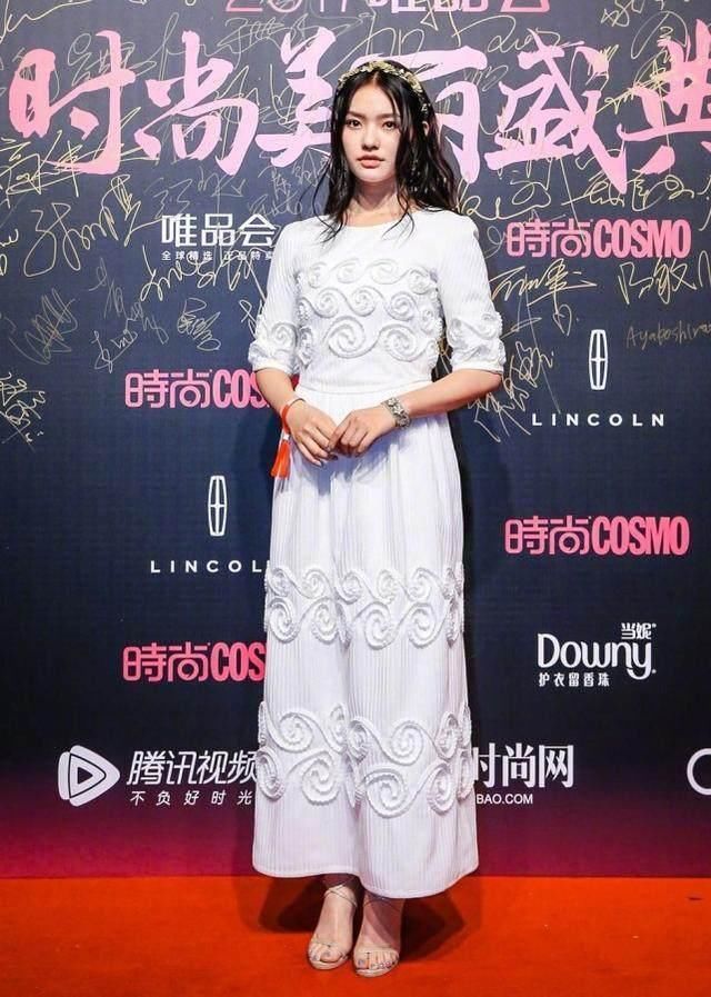 林允此前某节目现场的发福照