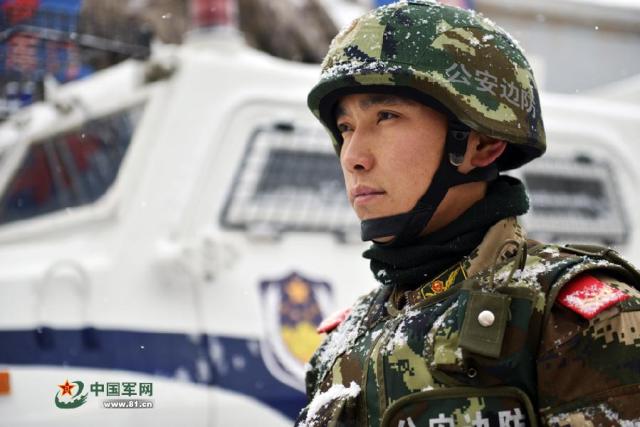 驻新疆喀什部队风雪中上街执勤巡逻