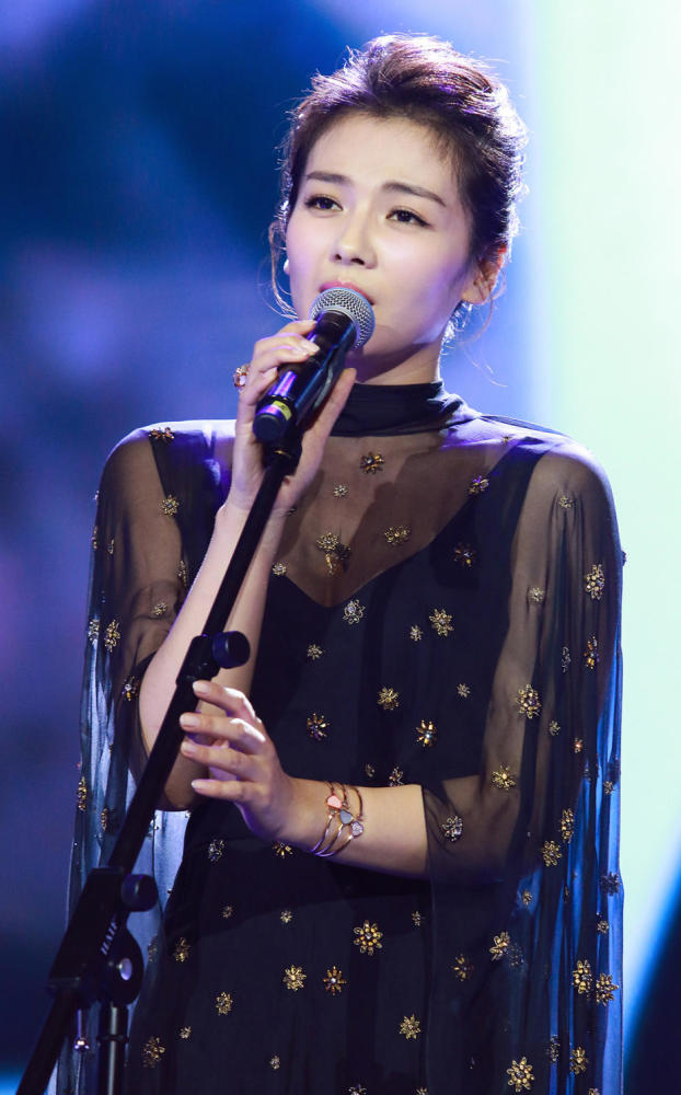 刘涛跨界主持北京卫视春晚,三套礼服美出天际