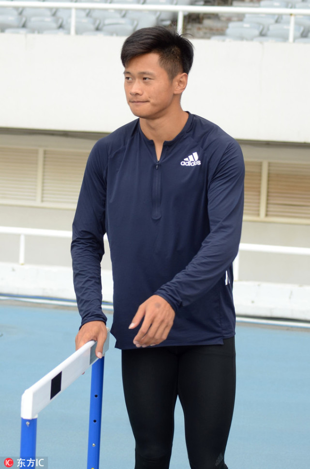 谢震业给中学生上体育课寻找好苗子还是激励好苗子