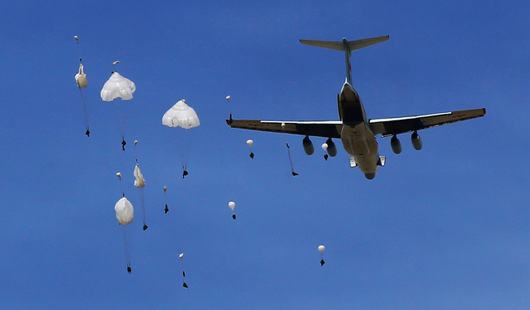 美媒关注中国空降兵师改旅:部队更精干 强化高