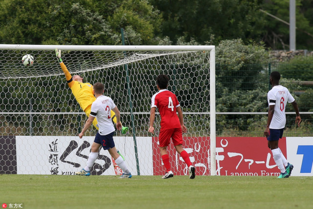 GIF-严鼎皓破僵!孙伟哲被罚下 英格兰连扳2球