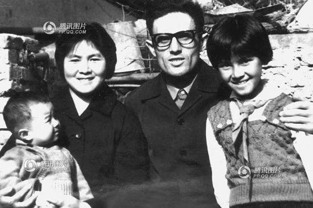 1974年,李忆祖全家在新疆煤管局156煤田地质队生活时拍摄的全家福.