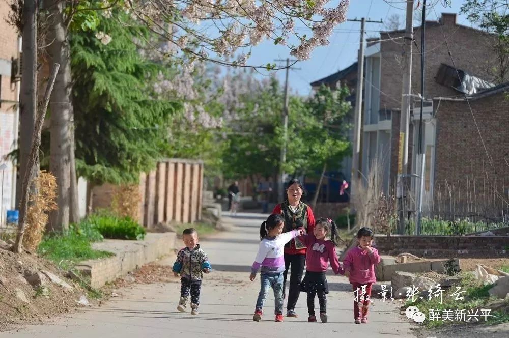2010年初,拆迁办住进了焦村,他们挨家挨户的让租客先离开村子,无奈之