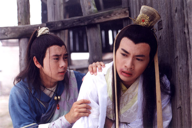 《绝代双骄》里面的小鱼儿由林志颖饰演,花无缺由苏有朋饰演,苏有朋