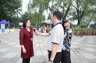 ▲通州区旅游委规划发展科科长王焕之接受记者采访介绍通武廊旅游合作情况。