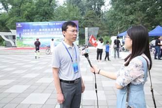 ▲大厂回族自治县旅游局副局长李杰接受记者采访推介大厂旅游线路。