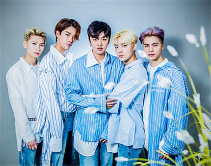 韩国男团cross gene穿蓝色系队服成清爽系花美男,摆pose变五头"哪吒"