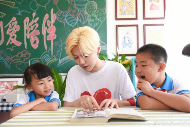 鹿晗现身公益活动 分享个人足球梦+力挺贝克汉