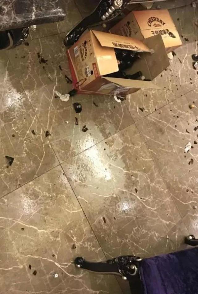 一对好哥们在ktv里抢买单互殴结果都被拘留