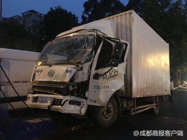 惨烈车祸成都三环路货车越过绿化带致多车相撞