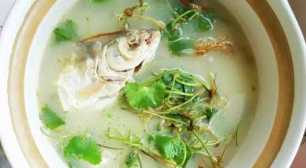 煲汤掌握时间和火候哦~加入少许姜,料酒,调味料,把汤头煲到乳白色,汤