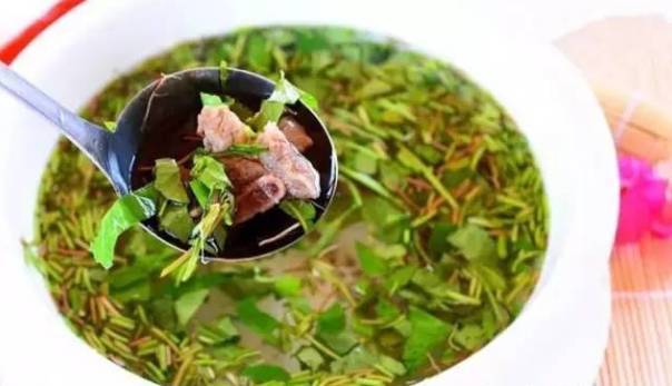 将积雪草去泥洗净,切碎,然后把积雪草与排骨放一起熬煮30分钟,出汤