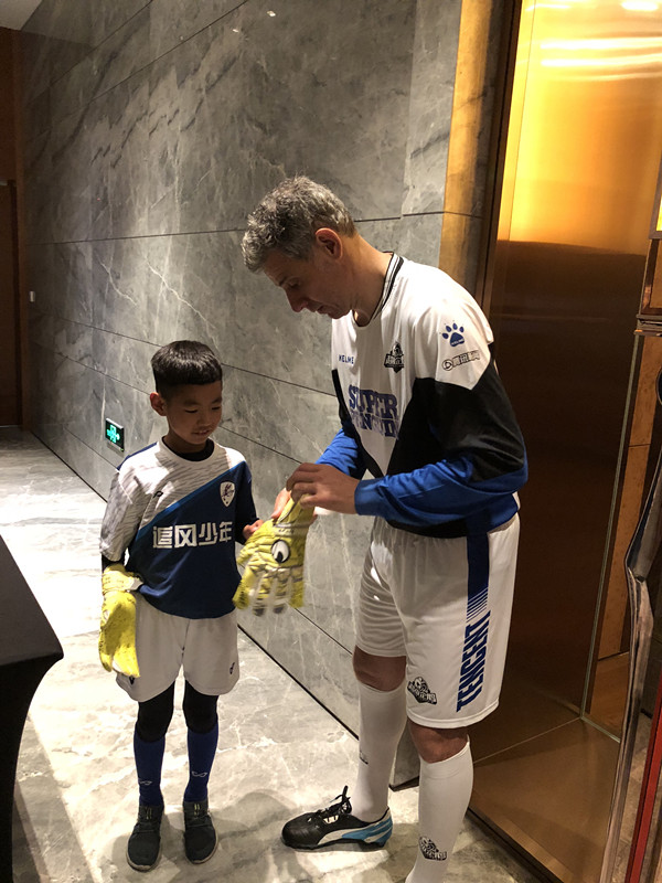 你的萌叔已上线!快50岁的托尔多 把小球迷萌翻