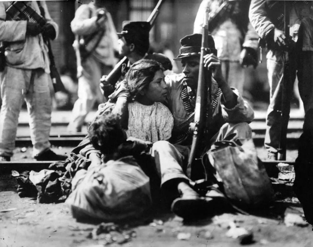 1919年在墨西哥,一名革命战士和他的妻子女儿1923年,一位美国冒险家和